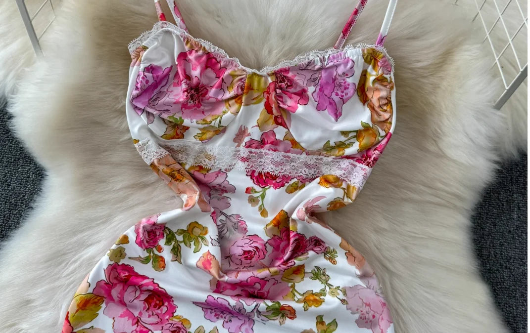 Ropa de mujer, moda de verano, nuevo vestido ajustado sexy con espalda descubierta y estampado.