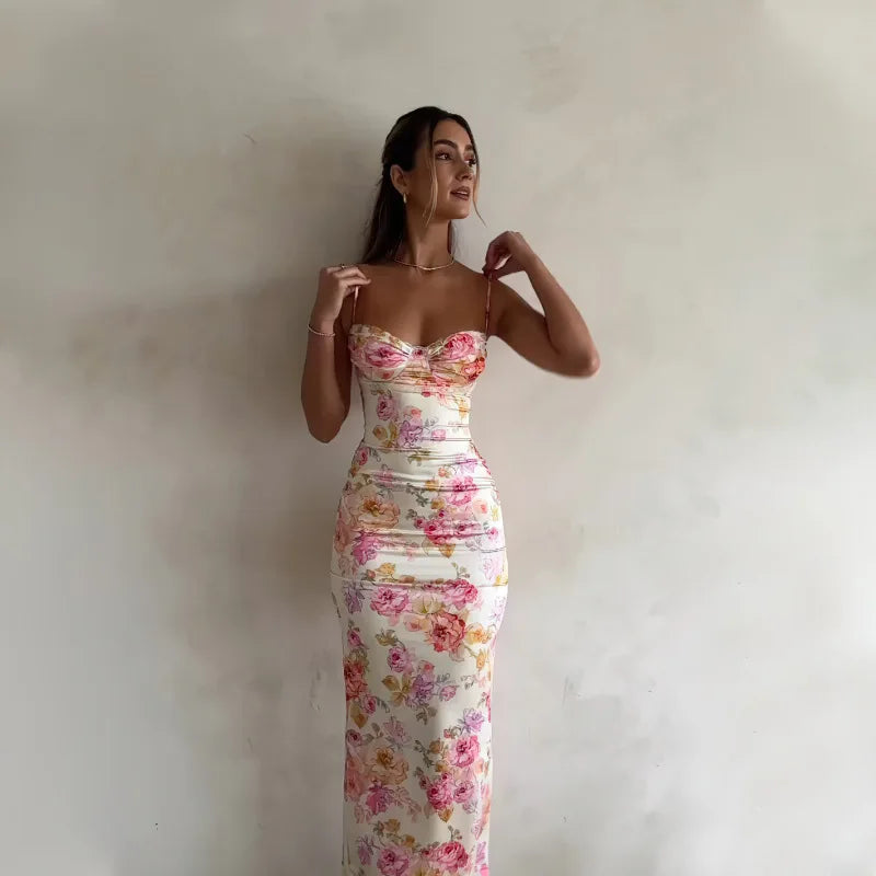 Ropa de mujer, moda de verano, nuevo vestido ajustado sexy con espalda descubierta y estampado.