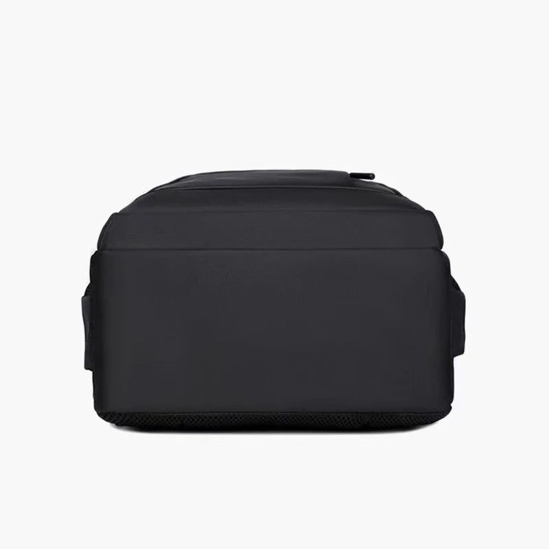 Mochila cúbica profesional, estructurada, con diseño de múltiples compartimentos para portátil, documentos y artículos esenciales de viaje.