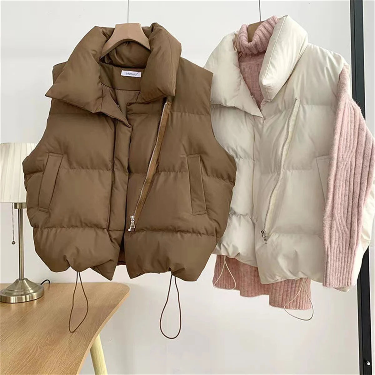 Moda femenina Otoño 2024 Nuevos abrigos de plumas elegantes con cuello alto Prendas de abrigo cálidas Ropa informal Cinturón Sin mangas Chalecos Chaquetas de invierno para mujer