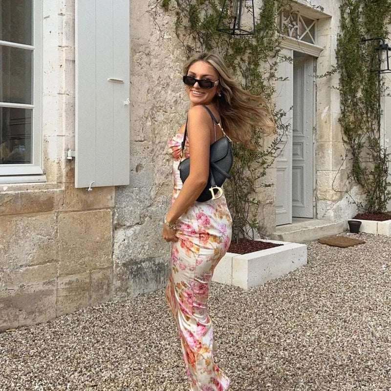 Ropa de mujer, moda de verano, nuevo vestido ajustado sexy con espalda descubierta y estampado.