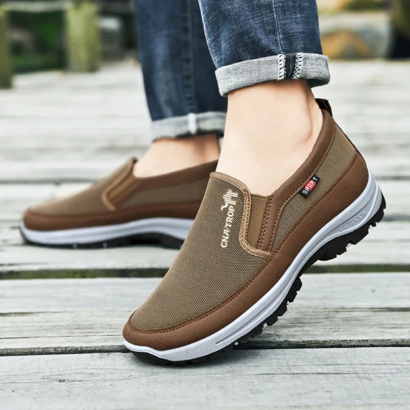 Zapatillas tipo mocasín para hombre, de malla transpirable, estilo casual, con suela suave, color liso, cómodas, ideales para el agua o para conducir.