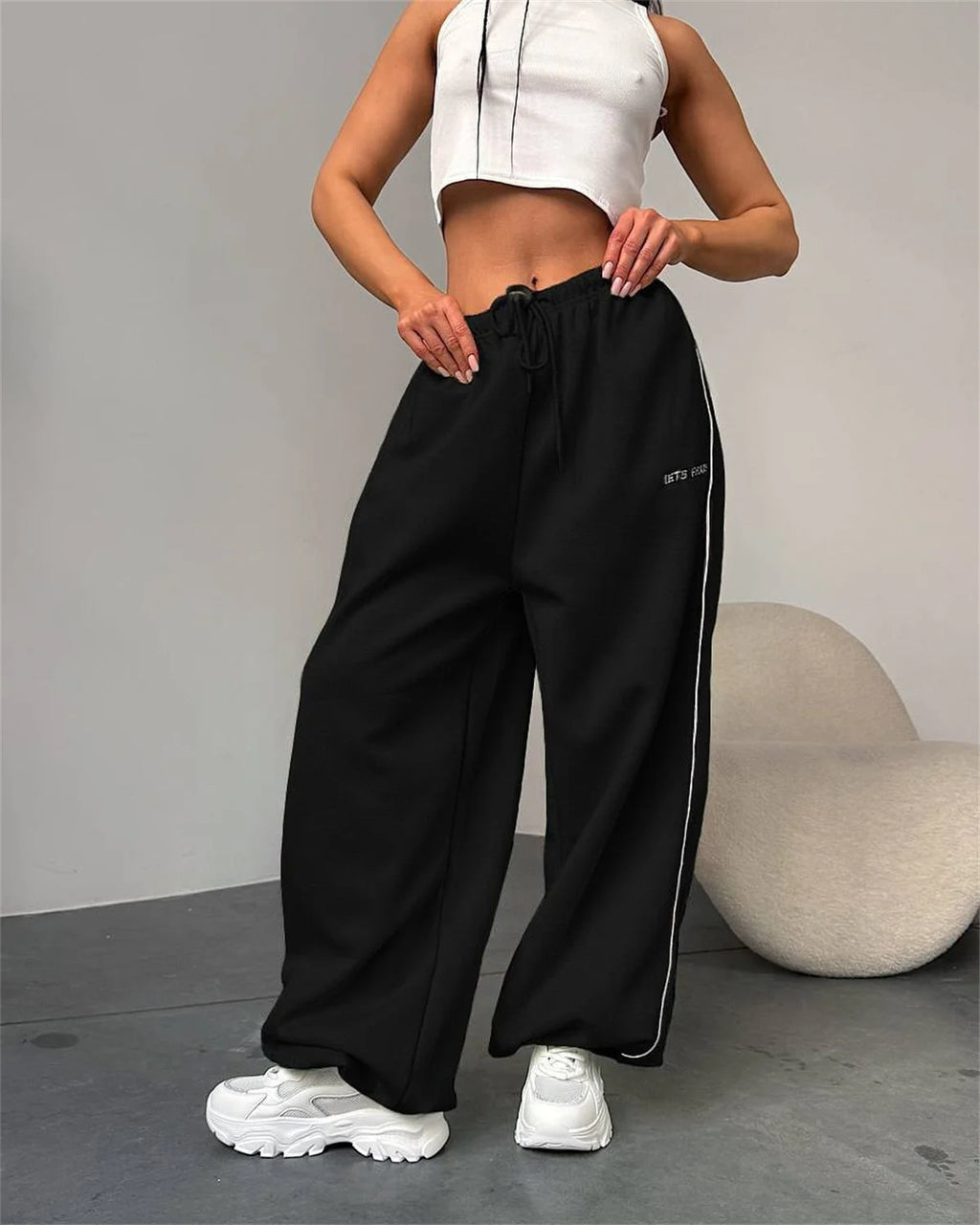 Pantalones retro americanos de moda femenina para otoño y primavera, nuevos en la colección de pantalones anchos a rayas, pantalones deportivos holgados y rectos, estilo casual urbano.