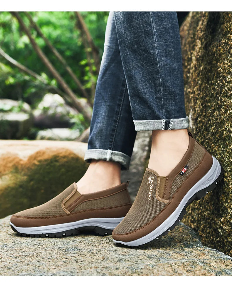 Zapatillas tipo mocasín para hombre, de malla transpirable, estilo casual, con suela suave, color liso, cómodas, ideales para el agua o para conducir.