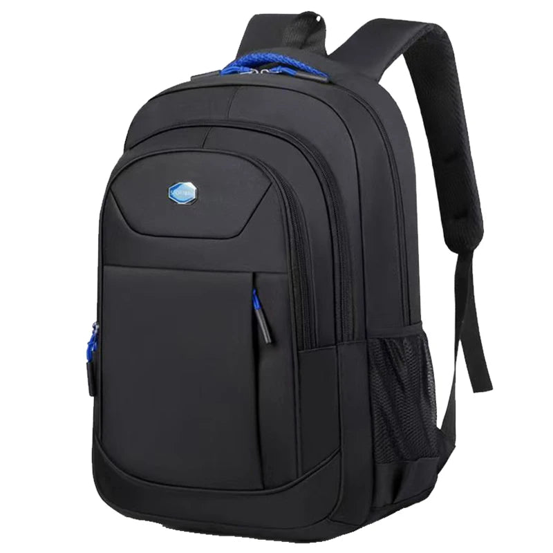 Mochila cúbica profesional, estructurada, con diseño de múltiples compartimentos para portátil, documentos y artículos esenciales de viaje.